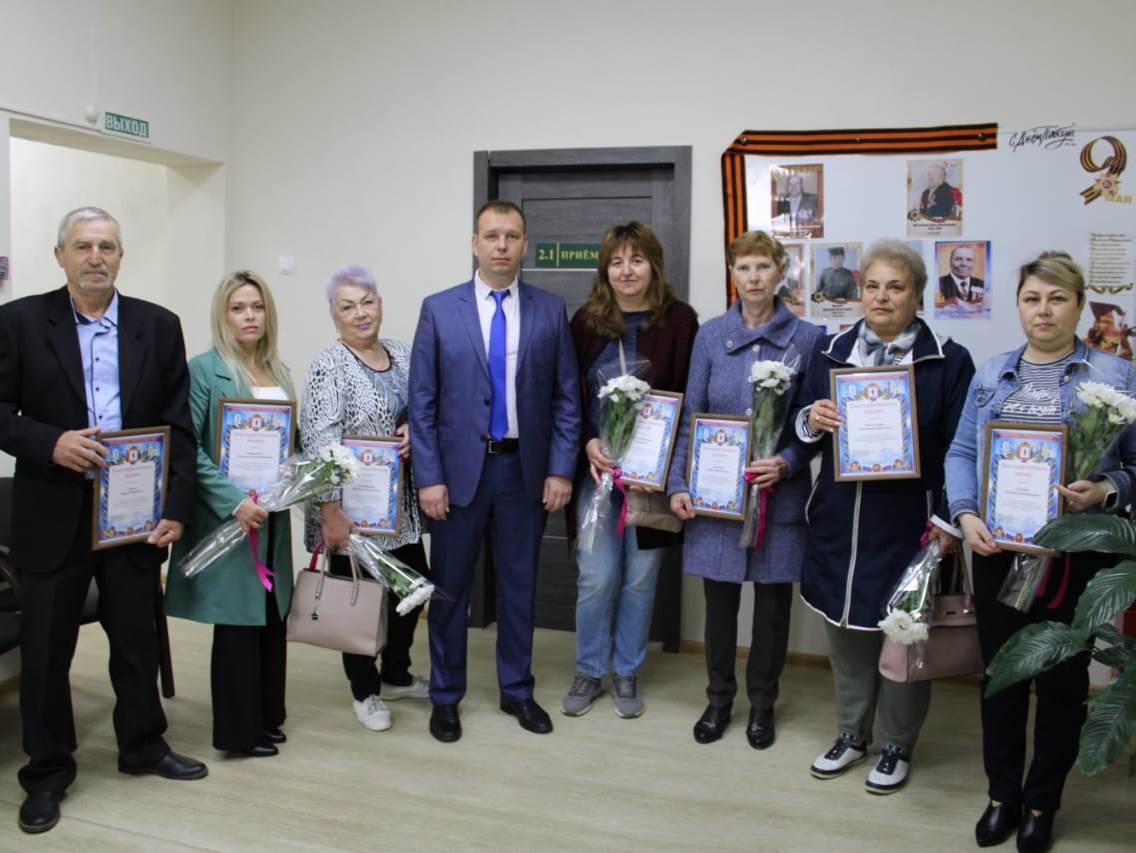 Активистов территориального общественного самоуправления города наградили благодарственными письмами.