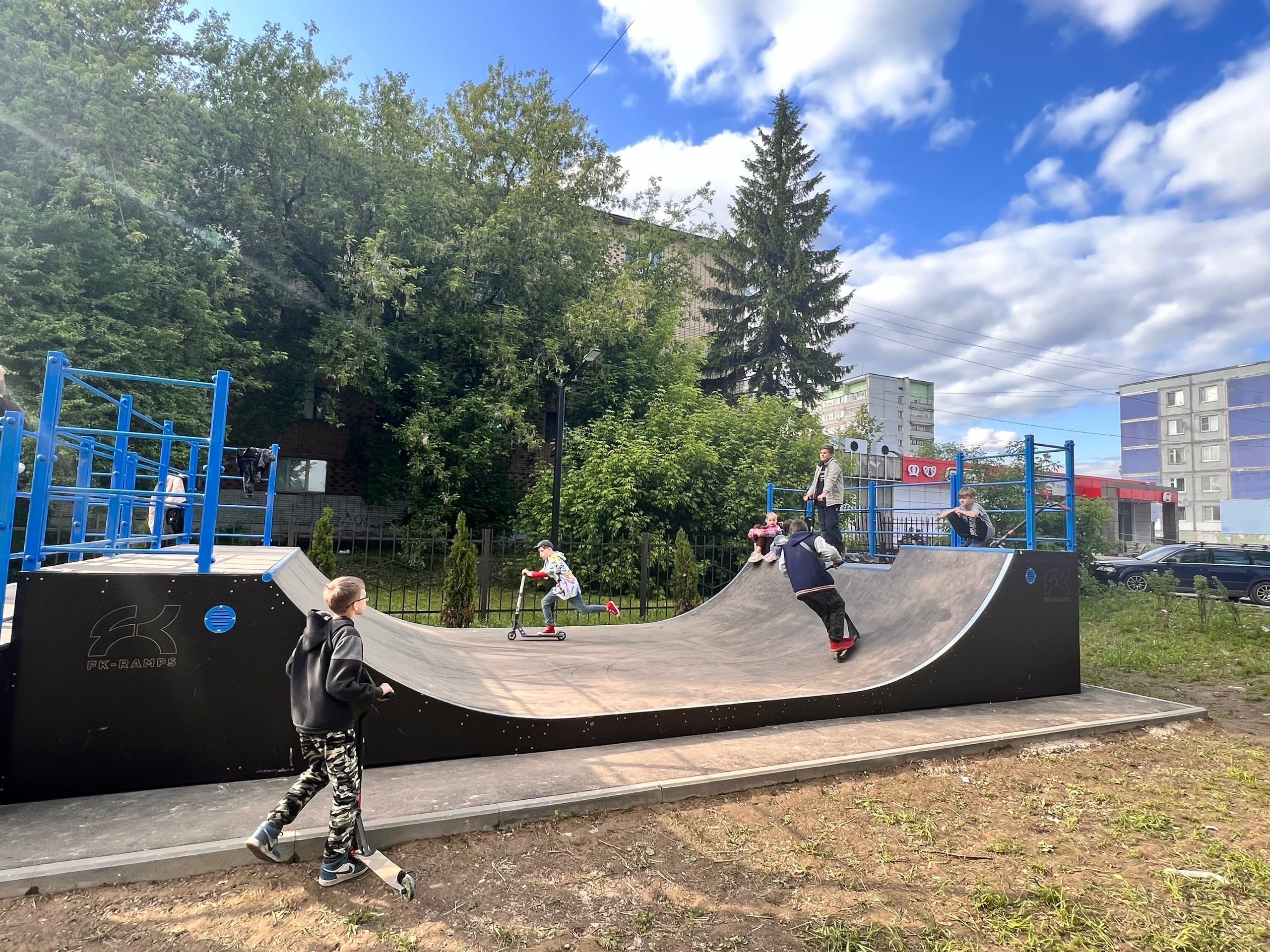 Продолжаются работы по благоустройству скейт-парка на улице Московской.