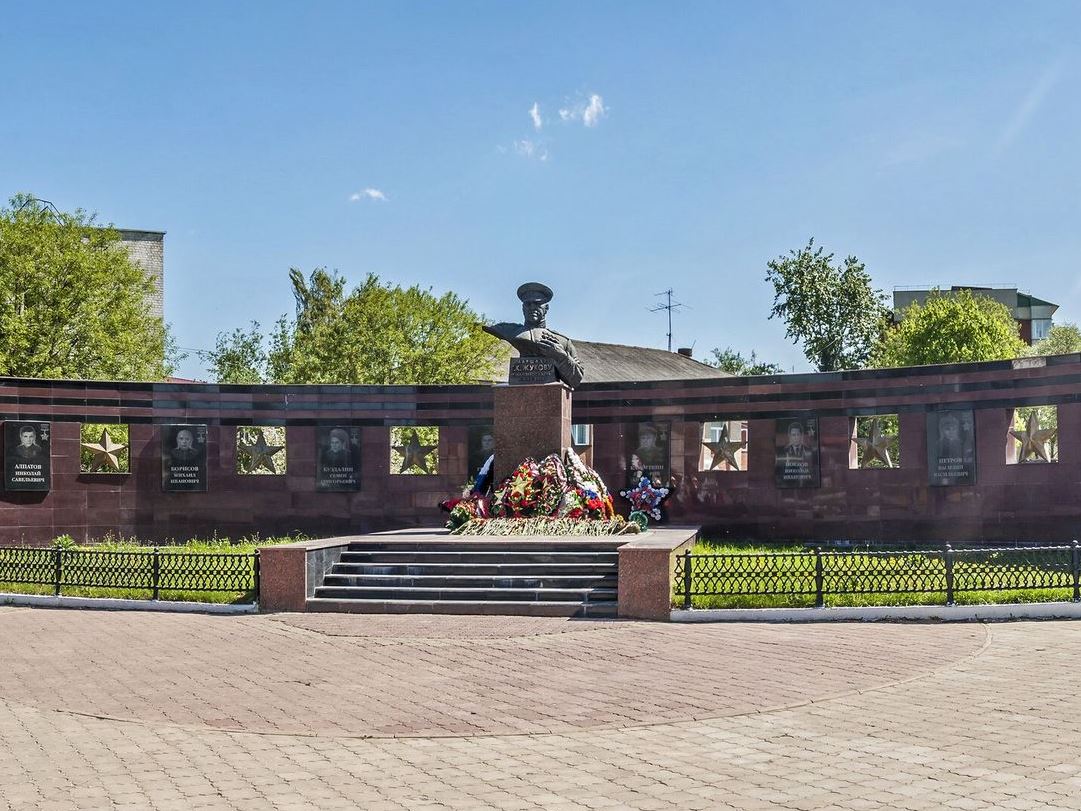 Площадь им. Г.К. Жукова/Курган Славы.