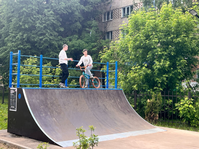 Продолжаются работы по благоустройству скейт-парка на улице Московской.